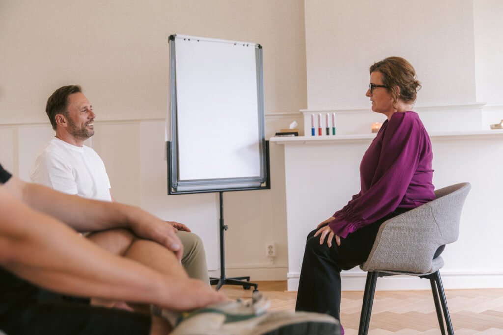 Mariska Pronk in gesprek tijdens training over communicatiestijlen