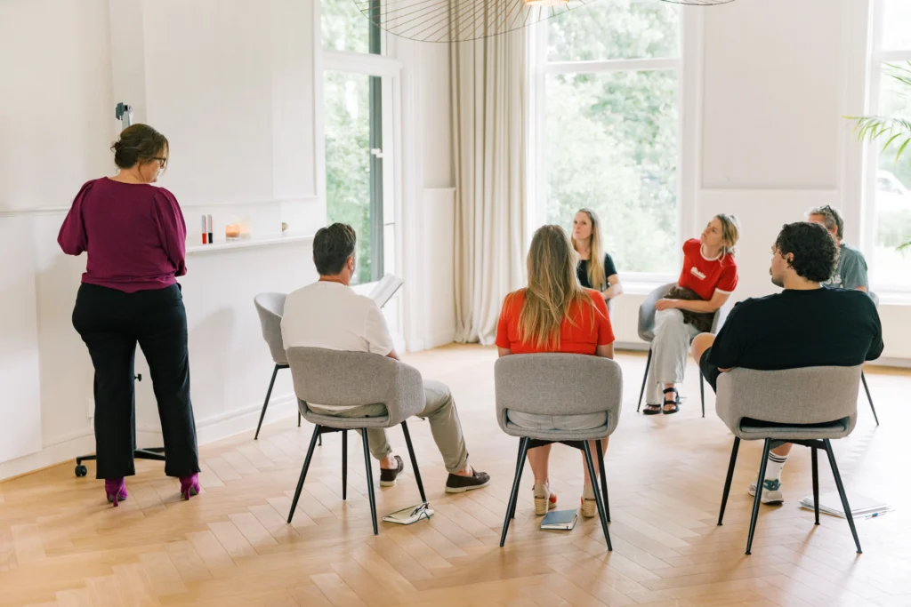 Mariska Pronk begeleidt groep tijdens Human Edge Leadership training