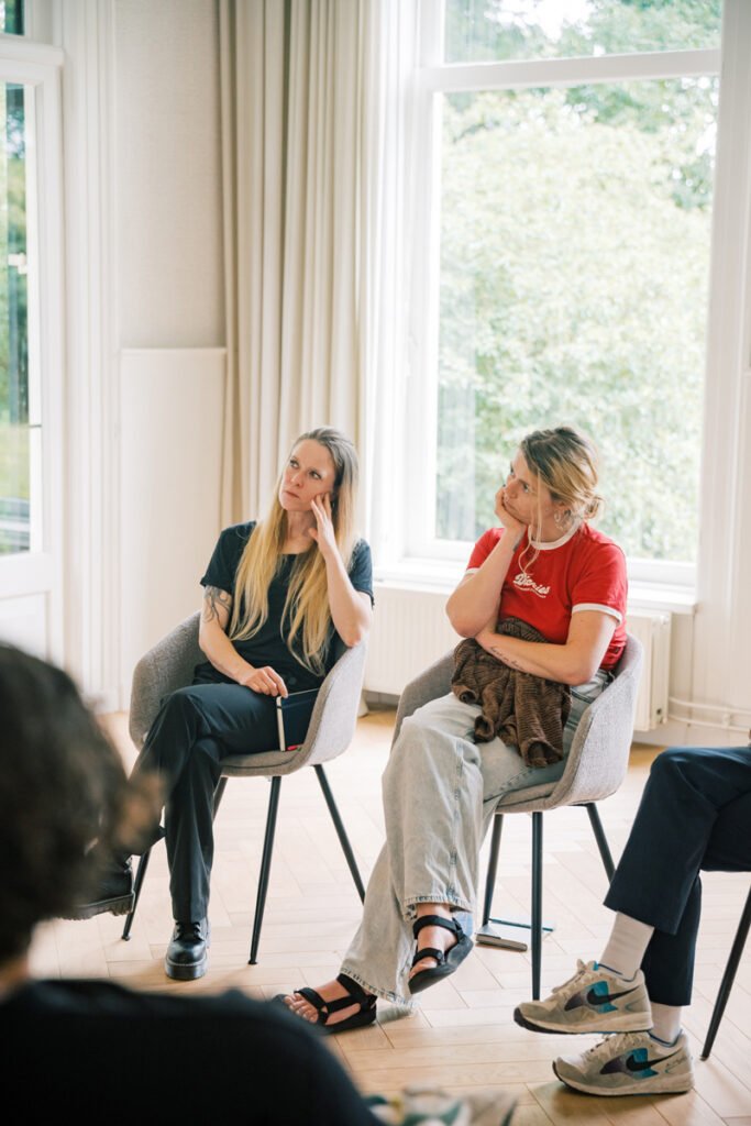 Deelnemers luisteren tijdens training over neurodiversiteit in teams