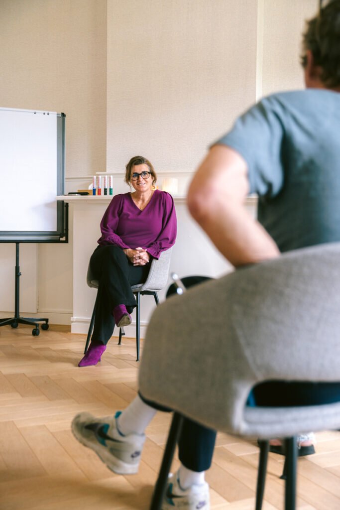 Mariska Pronk begeleidt een gesprek over neurodiversiteit in teams