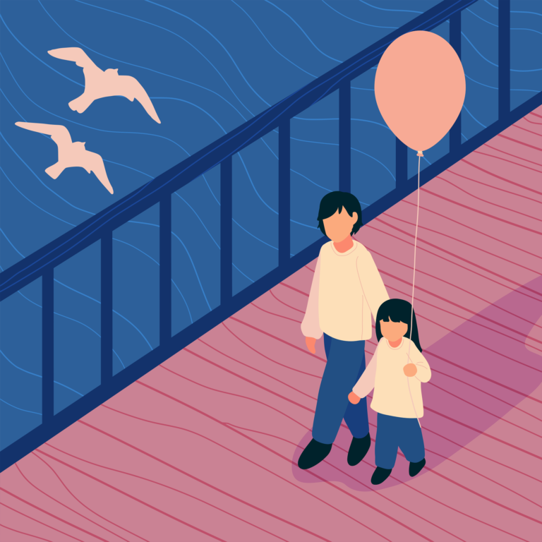 Een volwassene en een kind lopen hand in hand over een houten brug, het kind houdt een roze ballon vast en twee meeuwen vliegen boven het water.